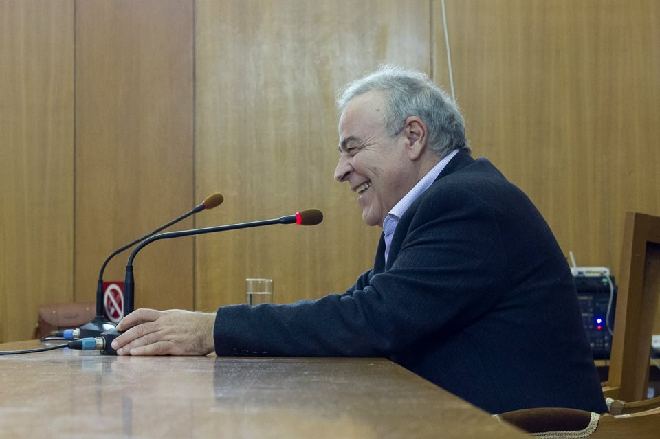 «Θάνου εναντίον Τσακυράκη» - Το πάγωμα του δημόσιου διαλόγου