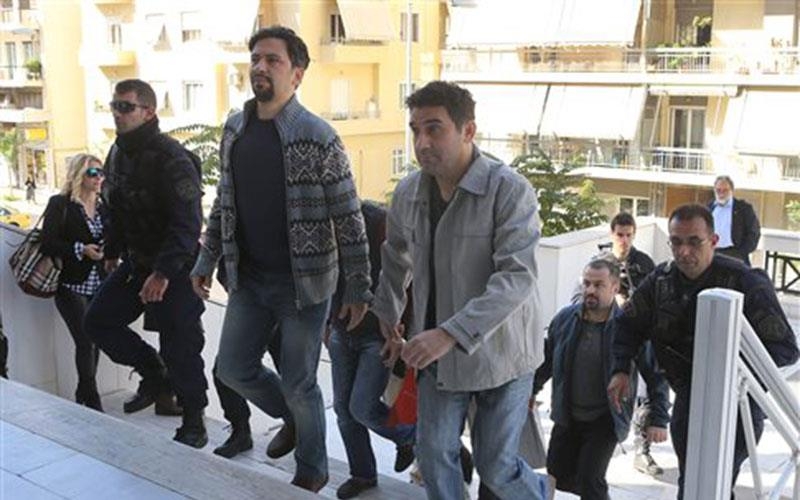 Ποιος κρύβεται πίσω από το δάχτυλό του