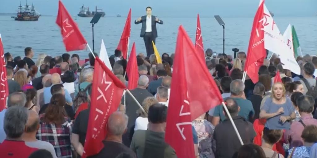 Ο Στέφανος Κασσελάκης ελευθερώνεται από τα δεσμά του νόμου!
