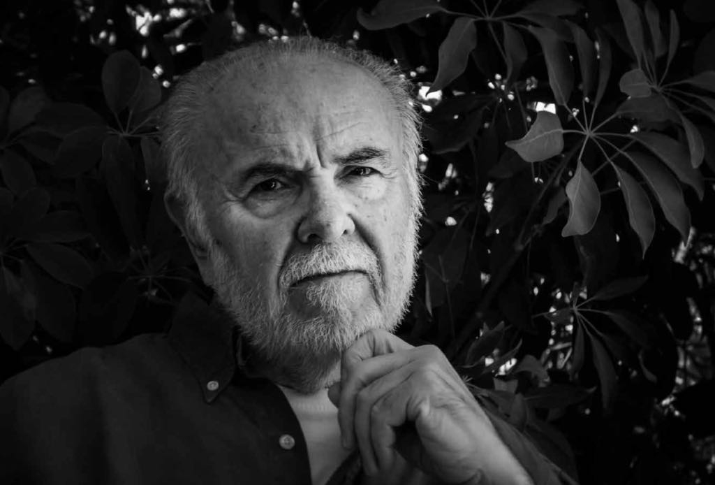 Μιχάλης Γκανάς: «Ἀθέατος  βασιλικός μυρίζει  Βασιλικός πλατύφυλλης ἀποδημίας».