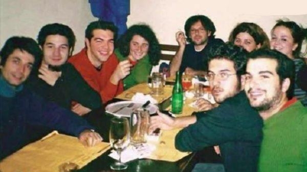 Κυβέρνηση ξεΐγκλωτων γλεντάει (την αντιπολίτευση)