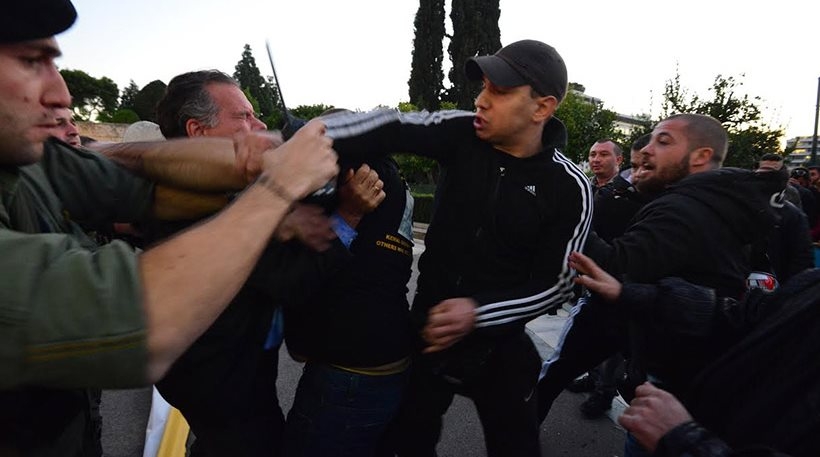 Αρχές προστατεύουν χρυσαυγίτες ενώ διασύρουν Ρομά