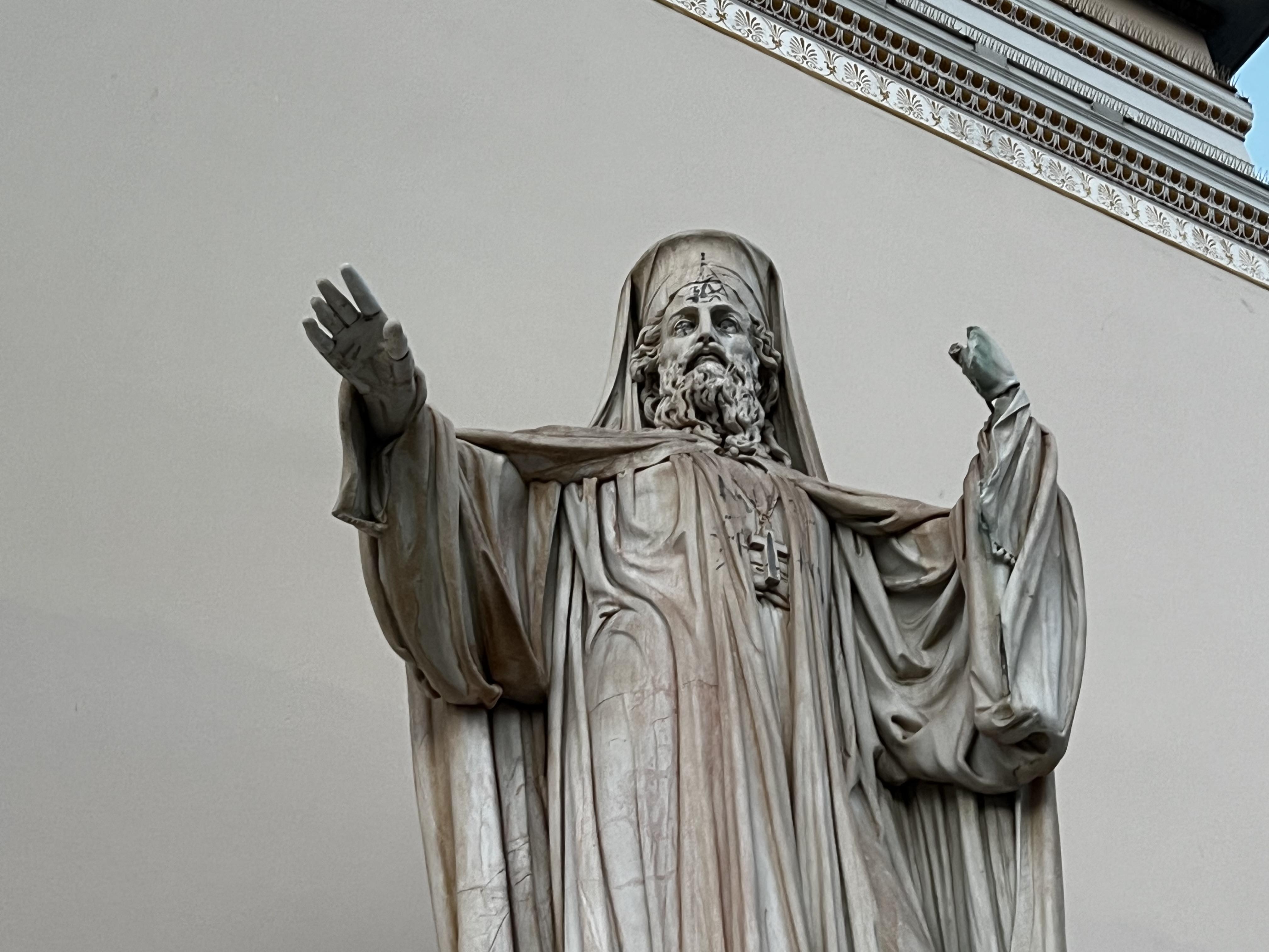 Ενδιαφέρεται κανείς για τα βανδαλιζόμενα αγάλματα της Αθήνας;
