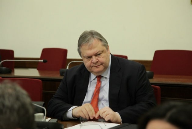 Η συντεταγμένη πολιτεία θυσία στο βωμό της  συντεταγμένης υποχώρησης