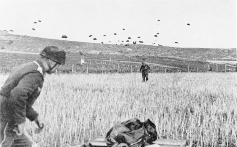 Τ’ αλεξίπτωτα πέφτοντας μέσα στο χαλάζι των γερμανικών πολυβόλων