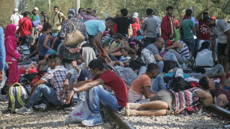 Μπροστά o φράχτης, πίσω η άβυσσος