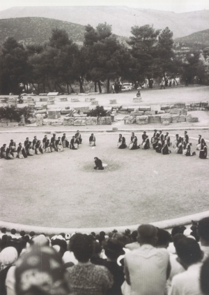 11 &Sigma;&epsilon;&pi;&tau;&epsilon;&mu;&beta;&rho;ί&omicron;&upsilon; 1938, &alpha;&rho;&chi;&alpha;ί&omicron; &theta;έ&alpha;&tau;&rho;&omicron; &Epsilon;&pi;&iota;&delta;&alpha;ύ&rho;&omicron;&upsilon;. &Eta; &Kappa;&alpha;&tau;ί&nu;&alpha; &Pi;&alpha;&xi;&iota;&nu;&omicron;ύ &kappa;&alpha;&iota; &omicron; &chi;&omicron;&rho;ό&sigmaf; &sigma;&tau;&eta;&nu; &Eta;&lambda;έ&kappa;&tau;&rho;&alpha; &tau;&omicron;&upsilon; &Sigma;&omicron;&phi;&omicron;&kappa;&lambda;ή, &sigma;&epsilon; &mu;&epsilon;&tau;ά&phi;&rho;&alpha;&sigma;&eta; &Gamma;&iota;ά&nu;&nu;&eta; &Gamma;&rho;&upsilon;&pi;ά&rho;&eta; &kappa;&alpha;&iota; &mu;&epsilon; &sigma;&kappa;&eta;&nu;&omicron;&theta;&epsilon;&sigma;ί&alpha; &Delta;&eta;&mu;ή&tau;&rho;&eta; &Rho;&omicron;&nu;&tau;ή&rho;&eta;. Ή&tau;&alpha;&nu; &eta; &pi;&rho;ώ&tau;&eta; &pi;&alpha;&rho;ά&sigma;&tau;&alpha;&sigma;&eta; &sigma;&tau;&eta;&nu; &Epsilon;&pi;ί&delta;&alpha;&upsilon;&rho;&omicron; &sigma;&tau;&eta; &nu;&epsilon;ό&tau;&epsilon;&rho;&eta; &Epsilon;&lambda;&lambda;ά&delta;&alpha;, &mu;&epsilon; &tau;&eta;&nu; &omicron;&pi;&omicron;ί&alpha; ά&nu;&omicron;&iota;&xi;&epsilon; &eta; &pi;&alpha;&rho;ά&delta;&omicron;&sigma;&eta; &tau;&omega;&nu; &Epsilon;&pi;&iota;&delta;&alpha;&upsilon;&rho;ί&omega;&nu;.    