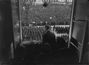 O &pi;&omicron;&rho;&tau;&omicron;&gamma;ά&lambda;&omicron;&sigmaf; &delta;&iota;&kappa;&tau;ά&tau;&omicron;&rho;&alpha;&sigmaf; &Alpha;&nu;&tau;ό&nu;&iota;&omicron; &nu;&tau;&epsilon; &Omicron;&lambda;&iota;&beta;έ&iota;&rho;&alpha; &sigma;&tau;&eta; &delta;&iota;ά&rho;&kappa;&epsilon;&iota;&alpha; &omicron;&mu;&iota;&lambda;ί&alpha;&sigmaf; &tau;&omicron;&upsilon;, &sigma;&epsilon; &sigma;&tau;&rho;&alpha;&tau;&iota;&omega;&tau;&iota;&kappa;&omicron;ύ&sigmaf; &kappa;&alpha;&iota; &pi;&omicron;&lambda;ί&tau;&epsilon;&sigmaf;, &sigma;&tau;&eta; &Lambda;&iota;&sigma;&sigma;&alpha;&beta;ώ&nu;&alpha;. &Tau;&omicron; &mu;&alpha;&kappa;&rho;ύ &delta;&iota;ά&sigma;&tau;&eta;&mu;&alpha; &tau;&eta;&sigmaf; &delta;&iota;&kappa;&tau;&alpha;&tau;&omicron;&rho;ί&alpha;&sigmaf; &tau;&omicron;&upsilon; (&upsilon;&pi;ή&rho;&xi;&epsilon; &pi;&rho;&omega;&theta;&upsilon;&pi;&omicron;&upsilon;&rho;&gamma;ό&sigmaf; &alpha;&pi;ό &tau;&omicron; 1928 έ&omega;&sigmaf; &tau;&omicron; 1968, &epsilon;&nu;ώ &tau;&omicron; &kappa;&alpha;&theta;&epsilon;&sigma;&tau;ώ&sigmaf; &tau;&omicron;&upsilon; &alpha;&nu;&alpha;&tau;&rho;ά&pi;&eta;&kappa;&epsilon; &tau;&omicron; 1974), &pi;&omicron;&lambda;&iota;&tau;&epsilon;ύ&tau;&eta;&kappa;&epsilon; &mu;&epsilon; &tau;&omicron; &sigma;ύ&nu;&theta;&eta;&mu;&alpha; Deus, P&aacute;triaeFam&iacute;lia (&Pi;&alpha;&tau;&rho;ί&sigmaf;, &Theta;&rho;&eta;&sigma;&kappa;&epsilon;ί&alpha;, &Omicron;&iota;&kappa;&omicron;&gamma;έ&nu;&epsilon;&iota;&alpha;), &omicron;&delta;&eta;&gamma;ώ&nu;&tau;&alpha;&sigmaf; &tau;&eta; &chi;ώ&rho;&alpha; &sigma;&tau;&eta;&nu; &alpha;&gamma;&rho;&omicron;&tau;&iota;&kappa;ή &alpha;&pi;&omicron;&mu;ό&nu;&omega;&sigma;&eta;. 