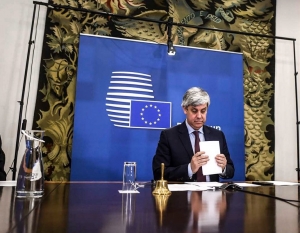 Δεν εΟ επικεφαλής του συμβουλίου των υπουργών Οικονομικών της Ευρωζώνης, Μάριο Σεντένο, στη φωτογραφία με την οποία ανακοίνωσε την αναβολή για την Πέμπτη του Eurogroup.
