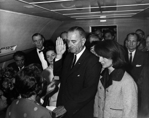 22 &Nu;&omicron;&epsilon;&mu;&beta;&rho;ί&omicron;&upsilon; 1963. &Omicron; &Lambda;ύ&nu;&tau;&omicron;&nu; &Tau;&zeta;ό&nu;&sigma;&omicron;&nu; &omicron;&rho;&kappa;ί&zeta;&epsilon;&tau;&alpha;&iota; 36&omicron;&sigmaf; &pi;&rho;ό&epsilon;&delta;&rho;&omicron;&sigmaf; &tau;&omega;&nu; &Eta;&nu;&omega;&mu;έ&nu;&omega;&nu; &Pi;&omicron;&lambda;&iota;&tau;&epsilon;&iota;ώ&nu; &Alpha;&mu;&epsilon;&rho;&iota;&kappa;ή&sigmaf;, &sigma;&epsilon; έ&nu;&alpha; &alpha;&epsilon;&rho;&omicron;&pi;&lambda;ά&nu;&omicron;, &lambda;ί&gamma;&epsilon;&sigmaf; ώ&rho;&epsilon;&sigmaf; &mu;&epsilon;&tau;ά &tau;&eta; &delta;&omicron;&lambda;&omicron;&phi;&omicron;&nu;ί&alpha; &sigma;&tau;&omicron; &Nu;&tau;ά&lambda;&lambda;&alpha;&sigmaf; &tau;&omicron;&upsilon; &Tau;&zeta;&omicron;&nu; &Kappa;έ&nu;&nu;&epsilon;&nu;&tau;&upsilon;. &Alpha;&rho;&iota;&sigma;&tau;&epsilon;&rho;ά &tau;&omicron;&upsilon;, &sigma;&tau;έ&kappa;&epsilon;&tau;&alpha;&iota; &eta; &Tau;&zeta;ά&kappa;&upsilon; &Kappa;έ&nu;&nu;&epsilon;&nu;&tau;&upsilon;. &Tau;&omicron; &phi;&omicron;&upsilon;&sigma;&tau;ά&nu;&iota; &tau;&eta;&sigmaf; έ&chi;&epsilon;&iota; &tau;&omicron; &lambda;&epsilon;&kappa;έ &alpha;&pi;ό &tau;&omicron; &alpha;ί&mu;&alpha; &tau;&omicron;&upsilon; &delta;&omicron;&lambda;&omicron;&phi;&omicron;&nu;&eta;&theta;έ&nu;&tau;&omicron;&sigmaf; &sigma;&upsilon;&zeta;ύ&gamma;&omicron;&upsilon; &tau;&eta;&sigmaf;.