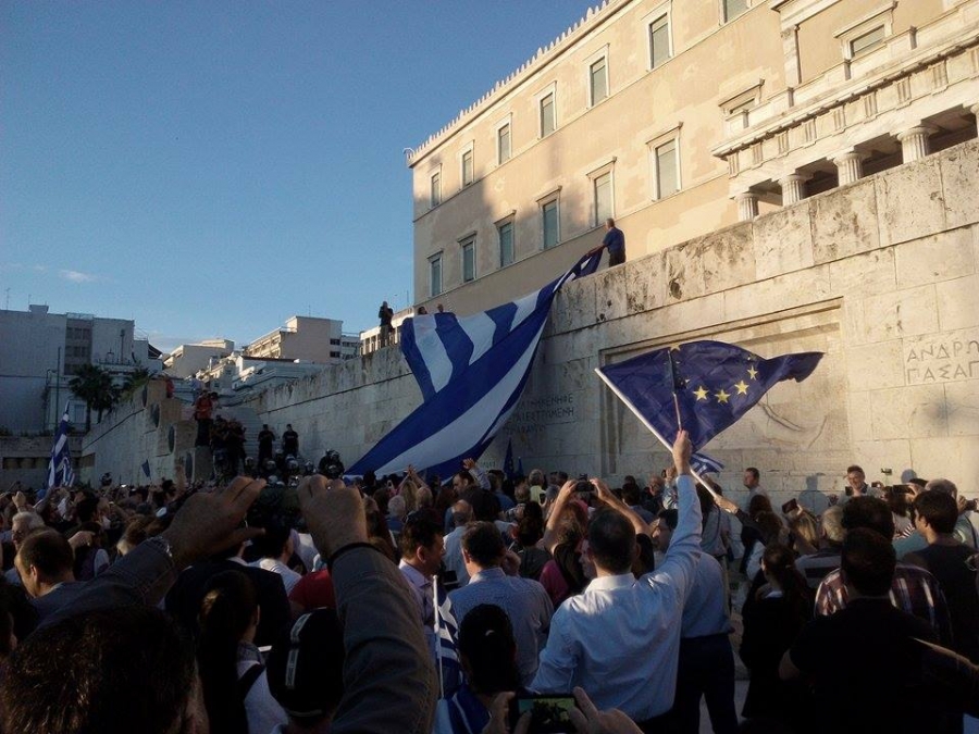 Από τη συγκέντρωση στην πλατεία Συντάγματος με κεντρικό σύνθημα "Μένουμε Ευρώπη", της Δευτέρας, 22 Ιουνίου 2015.