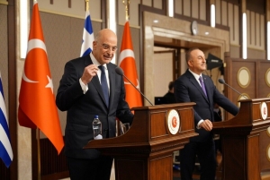 15 Απριλίου 2021, Άγκυρα. Οι υπουργοί Εξωτερικών Ελλάδας, Νίκος Δένδιας, και Τουρκίας, Μεβλούτ Τσαβούσογλου, στη διάρκεια της κοινής συνέντευξης Τύπου, μετά τη συνάντησή τους, που εξετράπη σε διαξιφισμό που έφερε στην επιφάνεια τις ελληνοτουρκικές διαφορές.