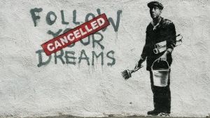 Banksy, Follow your dreams. Γκραφίτι σε τοίχο. Από το βιβλίο του Banksy, Wall and Piece (Random House, 2007)..