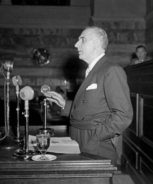 &Omicron; &Gamma;&epsilon;ώ&rho;&gamma;&iota;&omicron;&sigmaf; &Pi;&alpha;&pi;&alpha;&nu;&delta;&rho;έ&omicron;&upsilon; &alpha;&pi;&epsilon;&upsilon;&theta;ύ&nu;&epsilon;&tau;&alpha;&iota; &sigma;&tau;&eta;&nu; &omicron;&lambda;&omicron;&mu;έ&lambda;&epsilon;&iota;&alpha; &tau;&eta;&sigmaf; &Beta;&omicron;&upsilon;&lambda;ή&sigmaf;. &Mu;&epsilon;&tau;ά &tau;&iota;&sigmaf; &epsilon;&kappa;&lambda;&omicron;&gamma;έ&sigmaf; &tau;&omicron;&upsilon; 1962, ό&tau;&alpha;&nu; &omicron; &Gamma;&epsilon;ώ&rho;&gamma;&iota;&omicron;&sigmaf; &Pi;&alpha;&pi;&alpha;&nu;&delta;&rho;έ&omicron;&upsilon; &pi;ή&rho;&epsilon; 52% &kappa;&alpha;&iota; έ&gamma;&iota;&nu;&epsilon; &pi;&rho;&omega;&theta;&upsilon;&pi;&omicron;&upsilon;&rho;&gamma;ό&sigmaf;, &alpha;&pi;&omicron;&phi;ά&sigma;&iota;&sigma;&epsilon; ό&tau;&iota; &theta;&alpha; &theta;&epsilon;&mu;&epsilon;&lambda;&iota;ώ&sigma;&epsilon;&iota; &tau;&eta;&nu; &pi;&omicron;&lambda;&iota;&tau;&iota;&kappa;ή &kappa;&upsilon;&rho;&iota;&alpha;&rho;&chi;ί&alpha; &tau;&omicron;&upsilon; &laquo;&pi;&epsilon;&tau;&upsilon;&chi;&alpha;ί&nu;&omicron;&nu;&tau;&alpha;&sigmaf; &alpha;&upsilon;&tau;ό &pi;&omicron;&upsilon; &delta;&epsilon;&nu; &kappa;&alpha;&tau;ά&phi;&epsilon;&rho;&epsilon; &nu;&alpha; &pi;&epsilon;&tau;ύ&chi;&epsilon;&iota; &omicron; &Kappa;&alpha;&rho;&alpha;&mu;&alpha;&nu;&lambda;ή&sigmaf;&raquo;: &tau;&eta;&nu; έ&nu;&omega;&sigma;&eta; &tau;&eta;&sigmaf; &Kappa;ύ&pi;&rho;&omicron;&upsilon; &mu;&epsilon; &tau;&eta;&nu; &Epsilon;&lambda;&lambda;ά&delta;&alpha;. &Kappa;&alpha;&iota; &tau;&iota; έ&kappa;&alpha;&nu;&epsilon;;&nbsp; Ό&pi;&omega;&sigmaf; &gamma;&rho;ά&phi;&epsilon;&iota; &omicron; &Chi;&alpha;&tau;&zeta;&eta;&beta;&alpha;&sigma;&iota;&lambda;&epsilon;ί&omicron;&upsilon;, &laquo;&beta;&gamma;ά&zeta;&epsilon;&iota; &alpha;&pi;ό &tau;&eta; &nu;&alpha;&phi;&theta;&alpha;&lambda;ί&nu;&eta;&raquo; &kappa;&alpha;&iota; &omicron;&rho;ί&zeta;&epsilon;&iota; &tau;&omicron;&nu; &Gamma;&epsilon;ώ&rho;&gamma;&iota;&omicron; &Gamma;&rho;ί&beta;&alpha;, &alpha;&kappa;&rho;&omicron;&delta;&epsilon;&xi;&iota;ό &iota;&delta;&rho;&upsilon;&tau;ή &kappa;&alpha;&iota; &alpha;&rho;&chi;&eta;&gamma;ό &tau;&eta;&sigmaf; &Chi; &kappa;&alpha;&iota; &tau;&eta;&sigmaf; &Epsilon;&Omicron;&Kappa;&Alpha;, &sigma;&tau;&omicron; &sigma;&tau;&rho;&alpha;&tau;&iota;&omega;&tau;&iota;&kappa;ό &sigma;&upsilon;&mu;&beta;&omicron;ύ&lambda;&iota;&omicron; &delta;&iota;&alpha;&chi;&epsilon;ί&rho;&iota;&sigma;&eta;&sigmaf; &tau;&omicron;&upsilon; &Kappa;&upsilon;&pi;&rho;&iota;&alpha;&kappa;&omicron;ύ &kappa;&alpha;&iota;, ύ&sigma;&tau;&epsilon;&rho;&alpha; &alpha;&pi;ό &alpha;ί&tau;&eta;&mu;ά &tau;&omicron;&upsilon;, &tau;&omicron;&nu; &sigma;&tau;έ&lambda;&nu;&epsilon;&iota; &sigma;&tau;&eta;&nu; &Kappa;ύ&pi;&rho;&omicron;&hellip; Ό&tau;&alpha;&nu;, &kappa;&alpha;&tau;ό&pi;&iota;&nu;, &omicron; &Gamma;&rho;ί&beta;&alpha;&sigmaf; ά&rho;&chi;&iota;&sigma;&epsilon; &sigma;&tau;&eta;&nu; &Kappa;ύ&pi;&rho;&omicron; &nu;&alpha; &delta;&rho;&alpha; &epsilon;&xi;&tau;&rho;&epsilon;&mu;&iota;&sigma;&tau;&iota;&kappa;ά, &omicron; &Gamma;&rho;ί&beta;&alpha;&sigmaf; &tau;&omicron;&nu; &alpha;&pi;&epsilon;ί&lambda;&eta;&sigma;&epsilon; ό&tau;&iota; &theta;&alpha; &tau;&omicron;&nu; &kappa;&alpha;&tau;&alpha;&gamma;&gamma;&epsilon;ί&lambda;&epsilon;&iota; &sigma;&tau;&eta;&nu; &kappa;&omicron;&iota;&nu;ή &gamma;&nu;ώ&mu;&eta; &kappa;&alpha;&iota; &theta;&alpha; &tau;&omicron;&nu; &epsilon;&kappa;&theta;έ&sigma;&epsilon;&iota; &omega;&sigmaf; &laquo;&pi;&rho;&omicron;&delta;ό&tau;&eta;&raquo; &tau;&omicron;&upsilon; &Kappa;&upsilon;&pi;&rho;&iota;&alpha;&kappa;&omicron;ύ. Έ&tau;&sigma;&iota;, &omicron; &Pi;&alpha;&pi;&alpha;&nu;&delta;&rho;έ&omicron;&upsilon; &epsilon;&gamma;&kappa;&lambda;&omega;&beta;ί&sigma;&tau;&eta;&kappa;&epsilon; &lambda;ό&gamma;&omega; &tau;&omega;&nu; &epsilon;&pi;&iota;&lambda;&omicron;&gamma;ώ&nu; &tau;&omicron;&upsilon;, &kappa;&alpha;&theta;&iota;&sigma;&tau;ά&mu;&epsilon;&nu;&omicron;&sigmaf; ό&mu;&eta;&rho;&omicron;&sigmaf; &kappa;&alpha;&iota; &tau;&omicron;&upsilon; &gamma;&iota;&omicron;&upsilon; &tau;&omicron;&upsilon;, &Alpha;&nu;&delta;&rho;έ&alpha;, &pi;&omicron;&upsilon; &epsilon;&pi;ί&sigma;&eta;&sigmaf; &delta;&eta;&mu;&alpha;&gamma;&omega;&gamma;&omicron;ύ&sigma;&epsilon; &gamma;&iota;&alpha; &tau;&omicron; &Kappa;&upsilon;&pi;&rho;&iota;&alpha;&kappa;ό. &Kappa;ά&pi;&omega;&sigmaf; έ&tau;&sigma;&iota; &pi;&rho;&omicron;&epsilon;&tau;&omicron;&iota;&mu;ά&sigma;&tau;&eta;&kappa;&epsilon; &eta; &alpha;&pi;&omicron;&sigma;&tau;&alpha;&theta;&epsilon;&rho;&omicron;&pi;&omicron;ί&eta;&sigma;&eta; &pi;&omicron;&upsilon; έ&phi;&epsilon;&rho;&epsilon; &tau;&eta; &chi;&omicron;ύ&nu;&tau;&alpha;.  