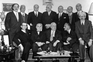 H &iota;&sigma;&tau;&omicron;&rho;&iota;&kappa;ή &pi;ό&zeta;&alpha; &tau;&omega;&nu; &pi;&iota;&omicron; &epsilon;&pi;&iota;&delta;&rho;&alpha;&sigma;&tau;&iota;&kappa;ώ&nu; &epsilon;&kappa;&pi;&rho;&omicron;&sigma;ώ&pi;&omega;&nu; &tau;&eta;&sigmaf; &laquo;&gamma;&epsilon;&nu;&iota;ά&sigmaf; &tau;&omicron;&upsilon; &rsquo;30&raquo;, &sigma;&tau;&omicron; &sigma;&pi;ί&tau;&iota; &tau;&omicron;&upsilon; &Gamma;&iota;ώ&rho;&gamma;&omicron;&upsilon; &Theta;&epsilon;&omicron;&tau;&omicron;&kappa;ά. &Alpha;&pi;ό &alpha;&rho;&iota;&sigma;&tau;&epsilon;&rho;ά, ό&rho;&theta;&iota;&omicron;&iota;: &Theta;&alpha;&nu;ά&sigma;&eta;&sigmaf; &Pi;&epsilon;&tau;&sigma;ά&lambda;&eta;&sigmaf;, H&lambda;ί&alpha;&sigmaf; B&epsilon;&nu;έ&zeta;&eta;&sigmaf;, O&delta;&upsilon;&sigma;&sigma;έ&alpha;&sigmaf; E&lambda;ύ&tau;&eta;&sigmaf;, &Gamma;&iota;ώ&rho;&gamma;&omicron;&sigmaf; &Sigma;&epsilon;&phi;έ&rho;&eta;&sigmaf;, &Alpha;&nu;&tau;&rho;έ&alpha;&sigmaf; K&alpha;&rho;&alpha;&nu;&tau;ώ&nu;&eta;&sigmaf;, &Sigma;&tau;έ&lambda;&iota;&omicron;&sigmaf; &Xi;&epsilon;&phi;&lambda;&omicron;ύ&delta;&alpha;&sigmaf; &kappa;&alpha;&iota; &Gamma;&iota;ώ&rho;&gamma;&omicron;&sigmaf; &Theta;&epsilon;&omicron;&tau;&omicron;&kappa;ά&sigmaf;. K&alpha;&theta;&iota;&sigma;&mu;έ&nu;&omicron;&iota;: Ά&gamma;&gamma;&epsilon;&lambda;&omicron;&sigmaf; T&epsilon;&rho;&zeta;ά&kappa;&eta;&sigmaf;, K. &Theta;. &Delta;&eta;&mu;&alpha;&rho;ά&sigmaf;, &Gamma;&iota;ώ&rho;&gamma;&omicron;&sigmaf; K&alpha;&tau;&sigma;ί&mu;&pi;&alpha;&lambda;&eta;&sigmaf;, K&omicron;&sigma;&mu;ά&sigmaf; &Pi;&omicron;&lambda;ί&tau;&eta;&sigmaf; &kappa;&alpha;&iota; &Alpha;&nu;&delta;&rho;έ&alpha;&sigmaf; E&mu;&pi;&epsilon;&iota;&rho;ί&kappa;&omicron;&sigmaf;. 