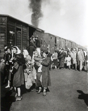 23 &Alpha;&upsilon;&gamma;&omicron;ύ&sigma;&tau;&omicron;&upsilon; 1942. &Omicron;&mu;&alpha;&delta;&iota;&kappa;ή &epsilon;&pi;&iota;&beta;ί&beta;&alpha;&sigma;&eta; &sigma;&tau;&omicron; &tau;&rho;έ&nu;&omicron; &Epsilon;&beta;&rho;&alpha;ί&omega;&nu; &alpha;&pi;ό &tau;&omicron; &gamma;&kappa;έ&tau;&omicron; &tau;&eta;&sigmaf; &pi;ό&lambda;&eta;&sigmaf; &Sigma;ί&nu;&tau;&lambda;&tau;&sigma;&epsilon; &sigma;&tau;&eta;&nu; &alpha;&nu;&alpha;&tau;&omicron;&lambda;&iota;&kappa;ή &Pi;&omicron;&lambda;&omega;&nu;ί&alpha;, &mu;&epsilon; &pi;&rho;&omicron;&omicron;&rho;&iota;&sigma;&mu;ό &tau;&eta;&nu; &Tau;&rho;&epsilon;&mu;&pi;&lambda;ί&nu;&kappa;&alpha;, ό&pi;&omicron;&upsilon; &tau;&omicron;&upsilon;&sigmaf; &pi;&epsilon;&rho;ί&mu;&epsilon;&nu;&epsilon; &omicron; &theta;ά&nu;&alpha;&tau;&omicron;&sigmaf;. 