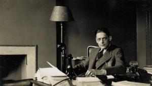 O &Tau;.&Sigma;. Έ&lambda;&iota;&omicron;&tau; &phi;&omega;&tau;&omicron;&gamma;&rho;&alpha;&phi;&eta;&mu;έ&nu;&omicron;&sigmaf; &alpha;&pi;ό &tau;&eta; &Lambda;&alpha;ί&delta;&eta; Ottoline Morrell.  