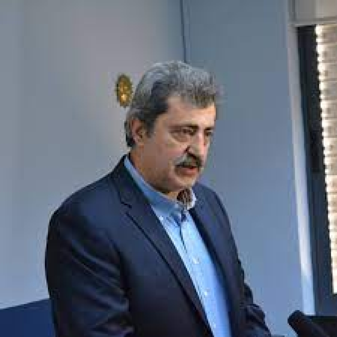 &Omicron; &Pi;&alpha;ύ&lambda;&omicron;&sigmaf; &Pi;&omicron;&lambda;ά&kappa;&eta;&sigmaf;. &Beta;&omicron;&upsilon;&lambda;&epsilon;&upsilon;&tau;ή&sigmaf; &tau;&omicron;&upsilon; &Sigma;&Upsilon;&Rho;&Iota;&Zeta;&Alpha; &kappa;&alpha;&iota; &pi;&rho;ώ&eta;&nu; &upsilon;&pi;&omicron;&upsilon;&rho;&gamma;ό&sigmaf;, &pi;&rho;ό&beta;&lambda;&eta;&mu;&alpha; &gamma;&iota;&alpha; &tau;&omicron; &pi;&rho;&omicron;&phi;ί&lambda; &pi;&omicron;&upsilon; &epsilon;&pi;&iota;&delta;&iota;ώ&kappa;&epsilon;&iota; &nu;&alpha; &delta;&iota;&alpha;&delta;ώ&sigma;&epsilon;&iota; &omicron; &Sigma;&Upsilon;&Rho;&Iota;&Zeta;&Alpha; &pi;&rho;&omicron;&kappa;&epsilon;&iota;&mu;έ&nu;&omicron;&upsilon; &nu;&alpha; &pi;&rho;&omicron;&sigma;&epsilon;&gamma;&gamma;ί&sigma;&epsilon;&iota; &tau;&eta; &mu;&epsilon;&sigma;&alpha;ί&alpha; &tau;ά&xi;&eta; &sigma;&tau;&iota;&sigmaf; &epsilon;&pi;ό&mu;&epsilon;&nu;&epsilon;&sigmaf; &epsilon;&kappa;&lambda;&omicron;&gamma;έ&sigmaf;. 
