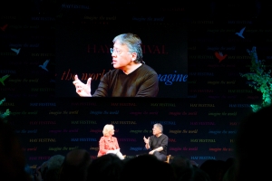 Ο Καζούο Ισιγκούρο στο HayFestival της Ουαλλίας, το 2015.
