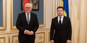 Φεβρουάριος 2022, Κίεβο, Ουκρανία. Ο γερμανός πρόεδρος Φρανκ-Βάλτερ Σταϊνμάγιερ συναντά τον ουκρανό ομόλογό του, Βολοντίμιρ Ζελένσκι, λίγο πριν εκδηλωθεί η επίθεση της Ρωσίας κατά της Ουκρανίας. Η εμπειρία της ρωσικής εισβολής και οι εξελίξεις λειτουργούν πιεστικά ώστε η Γερμανία, άρα και η Ευρωπαϊκή Ένωση, να αναθεωρήσουν τις πολιτικές τους και να ενισχύσουν την αμυντική θωράκιση της Ευρώπης.