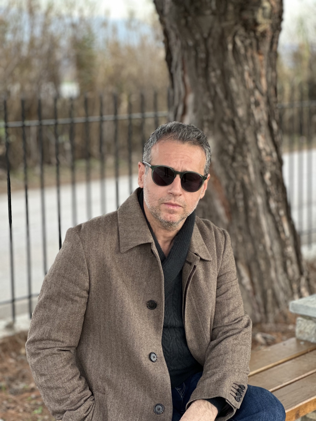 Ο Δημήτρης Καρακίτσος. Bαθύτατος γνώστης της ελληνικής γλώσσας και του ελληνικού λογοτεχνικού κανόνα, αλλά και ένας συγγραφέας που θέλει να πειραματιστεί, που θα αφεθεί στο γκροτέσκο και το παράλογο χωρίς αναστολές, που θα εισάγει υπαινικτικό χιούμορ σε κάθε παράγραφό του.