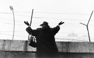 &Nu;&omicron;έ&mu;&beta;&rho;&iota;&omicron;&sigmaf; ή &Delta;&epsilon;&kappa;έ&mu;&beta;&rho;&iota;&omicron;&sigmaf; 1961, &Delta;&upsilon;&tau;&iota;&kappa;ό &Beta;&epsilon;&rho;&omicron;&lambda;ί&nu;&omicron;. Έ&pi;&epsilon;&iota;&tau;&alpha; &alpha;&pi;ό &tau;&rho;&epsilon;&iota;&sigmaf; ώ&rho;&epsilon;&sigmaf;, &gamma;&iota;&alpha; &gamma;&upsilon;&nu;&alpha;ί&kappa;&alpha; &kappa;&alpha;&tau;&alpha;&phi;έ&rho;&nu;&epsilon;&iota; &nu;&alpha; &delta;&epsilon;&iota; &kappa;ά&pi;&omicron;&iota;&omicron;&upsilon;&sigmaf; &gamma;&nu;&omega;&sigma;&tau;&omicron;ύ&sigmaf; &tau;&eta;&sigmaf; &pi;&omicron;&upsilon; &epsilon;&gamma;&kappa;&lambda;&omega;&beta;ί&sigma;&tau;&eta;&kappa;&alpha;&nu; &pi;ί&sigma;&omega; &alpha;&pi;ό &tau;&omicron; &Tau;&epsilon;ί&chi;&omicron;&sigmaf;, &sigma;&tau;&omicron;&nu; &alpha;&nu;&alpha;&tau;&omicron;&lambda;&iota;&kappa;ό &tau;&omicron;&mu;έ&alpha; &tau;&eta;&sigmaf; &pi;ό&lambda;&eta;&sigmaf;.  