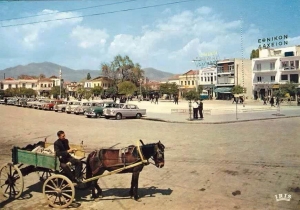 &Eta; &Kappa;&omicron;&mu;&omicron;&tau;&eta;&nu;ή &tau;&eta; &delta;&epsilon;&kappa;&alpha;&epsilon;&tau;ί&alpha; &tau;&omicron;&upsilon; 1960. &Epsilon;&iota;&kappa;ό&nu;&alpha; &alpha;&pi;ό &kappa;&alpha;&rho;&tau; &pi;&omicron;&sigma;&tau;ά&lambda;.