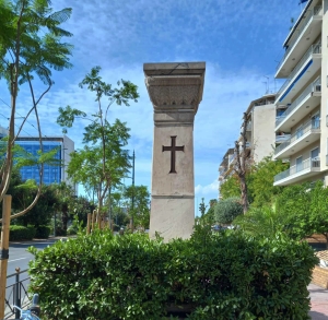 Η στήλη του Ίωνα Δραγούμη, στην οδό Βασιλίσσης Σοφίας στην Αθήνα, που βανδαλίστηκε και κάηκε με μολότοφ τον περασμένο Αύγουστο.