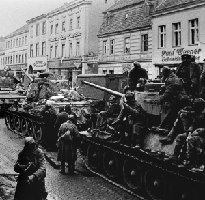 23 &Alpha;&pi;&rho;&iota;&lambda;ί&omicron;&upsilon; 1945. T&alpha; &tau;&alpha;&nu;&kappa;&sigmaf; &tau;&omicron;&upsilon; &Kappa;ό&kappa;&kappa;&iota;&nu;&omicron;&upsilon; &Sigma;&tau;&rho;&alpha;&tau;&omicron;ύ έ&chi;&omicron;&upsilon;&nu; &epsilon;&iota;&sigma;&beta;ά&lambda;&epsilon;&iota; &sigma;&tau;&omicron; &Beta;&epsilon;&rho;&omicron;&lambda;ί&nu;&omicron;. &Omicron; &pi;ό&lambda;&epsilon;&mu;&omicron;&sigmaf; &phi;&tau;ά&nu;&epsilon;&iota; &sigma;&tau;&omicron; &tau;έ&lambda;&omicron;&sigmaf; &tau;&omicron;&upsilon;.