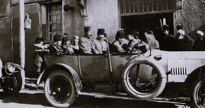 10 &Sigma;&epsilon;&pi;&tau;&epsilon;&mu;&beta;&rho;ί&omicron;&upsilon; 1922, &Sigma;&mu;ύ&rho;&nu;&eta;. &Omicron; &Mu;&omicron;&upsilon;&sigma;&tau;&alpha;&phi;ά &Kappa;&epsilon;&mu;ά&lambda; &mu;&pi;ή&kappa;&epsilon; &sigma;&tau;&eta;&nu; &pi;ό&lambda;&eta; &gamma;ύ&rho;&omega; &sigma;&tau;&iota;&sigmaf; 5 &tau;&omicron; &alpha;&pi;ό&gamma;&epsilon;&upsilon;&mu;&alpha;, &sigma;&tau;&omicron; &pi;ί&sigma;&omega; &kappa;ά&theta;&iota;&sigma;&mu;&alpha; &mu;&iota;&alpha;&sigmaf; Mercedes-Knight, &mu;&omicron;&nu;&tau;έ&lambda;&omicron;&upsilon; &tau;&omicron;&upsilon; 1911 &kappa;&alpha;&iota; &tau;&omicron;&upsilon; &alpha;&pi;ό&lambda;&upsilon;&tau;&omicron;&upsilon; &sigma;&upsilon;&mu;&beta;ό&lambda;&omicron;&upsilon; &epsilon;&xi;&omicron;&upsilon;&sigma;ί&alpha;&sigmaf;. &Tau;&omicron; &tau;&omicron;&upsilon;&rho;&kappa;&iota;&kappa;ό &iota;&pi;&pi;&iota;&kappa;ό &pi;&epsilon;&rho;ί&mu;&epsilon;&nu;&epsilon; &tau;&omicron;&nu; &Kappa;&epsilon;&mu;ά&lambda; &pi;&alpha;&rho;&alpha;&tau;&epsilon;&tau;&alpha;&gamma;&mu;έ&nu;&omicron; &sigma;&tau;&eta;&nu; &tau;&omicron;&upsilon;&rho;&kappa;&iota;&kappa;ή &sigma;&upsilon;&nu;&omicron;&iota;&kappa;ί&alpha;. &laquo;&Mu;&epsilon; &mu;&iota;&alpha; &alpha;&sigma;&tau;&rho;&alpha;&pi;&iota;&alpha;ί&alpha; &kappa;ί&nu;&eta;&sigma;&eta;&raquo;, &alpha;&phi;&eta;&gamma;&epsilon;ί&tau;&alpha;&iota; &mu;&iota;&alpha; &alpha;&upsilon;&tau;ό&pi;&tau;&eta;&sigmaf; &mu;ά&rho;&tau;&upsilon;&rho;&alpha;&sigmaf;, &laquo;&delta;ύ&omicron; &mu;&alpha;&kappa;&rho;&iota;έ&sigmaf; &sigma;&epsilon;&iota;&rho;έ&sigmaf; &iota;&pi;&pi;έ&omega;&nu; &tau;&rho;ά&beta;&eta;&xi;&alpha;&nu; &tau;&alpha; &sigma;&pi;&alpha;&theta;&iota;ά &tau;&omicron;&upsilon;&sigmaf; &alpha;&pi;ό &tau;&iota;&sigmaf; &theta;ή&kappa;&epsilon;&sigmaf; [...] &kappa;&alpha;&iota; &omicron; ή&lambda;&iota;&omicron;&sigmaf; ά&sigma;&tau;&rho;&alpha;&phi;&tau;&epsilon; &pi;ά&nu;&omega; &alpha;&pi;ό &tau;&omicron; &alpha;&tau;&sigma;ά&lambda;&iota; [...] &Pi;ά&nu;&omega; &sigma;&tau;&omicron; &lambda;&epsilon;ί&omicron; &mu;&alpha;&rho;&mu;ά&rho;&iota;&nu;&omicron; &pi;&epsilon;&zeta;&omicron;&delta;&rho;ό&mu;&iota;&omicron; &pi;&rho;&omicron;&chi;&omega;&rho;&omicron;ύ&sigma;&alpha;&nu; &tau;&alpha; &kappa;&iota;&nu;&omicron;ύ&mu;&epsilon;&nu;&alpha; &tau;&epsilon;ί&chi;&eta; &alpha;&pi;ό ά&nu;&delta;&rho;&epsilon;&sigmaf; &kappa;&alpha;&iota; &alpha;&tau;&sigma;ά&lambda;&iota;, ά&lambda;&omicron;&gamma;&alpha; &pi;&omicron;&upsilon; &gamma;&lambda;&iota;&sigma;&tau;&rho;&omicron;ύ&sigma;&alpha;&nu; &kappa;&alpha;&iota; &sigma;&eta;&kappa;ώ&nu;&omicron;&nu;&tau;&alpha;&nu;, &epsilon;&nu;ώ &tau;&omicron; &kappa;&alpha;&mu;&pi;&upsilon;&lambda;&omega;&tau;ό &alpha;&tau;&sigma;ά&lambda;&iota; έ&lambda;&alpha;&mu;&pi;&epsilon; &sigma;&alpha;&nu; &alpha;&sigma;&tau;&rho;&alpha;&pi;ή &sigma;&tau;&eta; &sigma;&kappa;&omicron;&tau;&epsilon;&iota;&nu;ή &alpha;&tau;&mu;ό&sigma;&phi;&alpha;&iota;&rho;&alpha; &tau;&omega;&nu; &alpha;&psi;ί&delta;&omega;&nu;&raquo; (&Mu;ί&lambda;&tau;&omicron;&nu; &Tau;&zeta;ά&iota;&lambda;&sigmaf;, &Chi;&alpha;&mu;έ&nu;&omicron;&sigmaf; &pi;&alpha;&rho;ά&delta;&epsilon;&iota;&sigma;&omicron;&sigmaf;).  