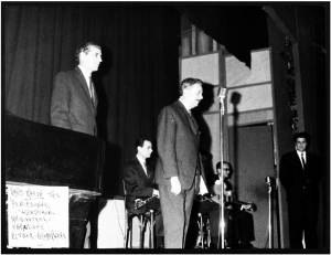 1963, &Alpha;&theta;ή&nu;&alpha;. &Omicron; &Gamma;&rho;&eta;&gamma;ό&rho;&eta;&sigmaf; &Mu;&pi;&iota;&theta;&iota;&kappa;ώ&tau;&sigma;&eta;&sigmaf; (&alpha;&rho;&iota;&sigma;&tau;&epsilon;&rho;ά), &omicron; &pi;&omicron;&iota;&eta;&tau;ή&sigmaf; &Gamma;&iota;ά&nu;&nu;&eta;&sigmaf; &Rho;ί&tau;&sigma;&omicron;&sigmaf;, &omicron; &sigma;&omicron;&lambda;ί&sigma;&tau;&alpha;&sigmaf; &tau;&omicron;&upsilon; &mu;&pi;&omicron;&upsilon;&zeta;&omicron;&upsilon;&kappa;&iota;&omicron;ύ &Lambda;ά&kappa;&eta;&sigmaf; &Kappa;&alpha;&rho;&nu;έ&zeta;&eta;&sigmaf; &kappa;&alpha;&iota;, &delta;&epsilon;&xi;&iota;ά, &omicron; &Mu;ί&kappa;&eta;&sigmaf; &Theta;&epsilon;&omicron;&delta;&omega;&rho;ά&kappa;&eta;&sigmaf;, &sigma;&tau;&eta;&nu; &pi;&rho;ώ&tau;&eta; &pi;&alpha;&rho;&omicron;&upsilon;&sigma;ί&alpha;&sigma;&eta; &tau;&eta;&sigmaf; &Rho;&omega;&mu;&iota;&omicron;&sigma;ύ&nu;&eta;&sigmaf;, &sigma;&tau;&omicron; &theta;έ&alpha;&tau;&rho;&omicron; &Kappa;&epsilon;&nu;&tau;&rho;&iota;&kappa;ό&nu;. 