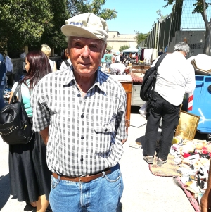 &Omicron; &Theta;&epsilon;&omicron;&chi;ά&rho;&eta;&sigmaf; &Kappa;&upsilon;&delta;&omega;&nu;ά&kappa;&eta;&sigmaf; &sigma;&tau;&omicron; &kappa;&upsilon;&rho;&iota;&alpha;&kappa;ά&tau;&iota;&kappa;&omicron; &pi;&alpha;&zeta;ά&rho;&iota;, &sigma;&tau;&omicron;&nu; &Epsilon;&lambda;&alpha;&iota;ώ&nu;&alpha;. 