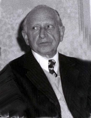 Ο Βασίλης Νεφελούδης την περίοδο του μεσοπολέμου ήταν εξέχουσα κομματική προσωπικότητα και για πολλούς δεύτερος στην ιεραρχία μετά τον Νίκο Ζαχαριάδη. Ήταν πρώτος στο «κόκκινο ψηφοδέλτιο» της Αθήνας, στις εκλογές του 1932. Τριατατικός στο επάγγελμα πρωτοστάτησε στις μεγάλες απεργίες του κλάδου του. Είχε ενεργό συμμετοχή στο κίνημα της Μέσης Ανατολής, στην Αίγυπτο, το 1945. Στη διάσπαση του 1968 πέρασε στο «εχθρικό» ΚΚΕ εσωτ.