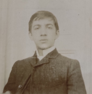 Ο Ναπολέων Λαπαθιώτης στα 1904, πρωτοετής φοιτητής στη Νομική Σχολή. Η φωτογραφία είδε το φως της δημοσιότητας στη φυσική της μορφή πρώτη φορά στην έκθεση «Λογοτεχνικές Αρχειολογίες στο Εθνικό και Καποδιστριακό Πανεπιστήμιο Αθηνών» (2019), την οποία διοργάνωσε το Ιστορικό Αρχείο του Πανεπιστημίου Αθηνών, όπου και απόκειται. Αναπαράγεται από την έντυπη έκδοση του Books' Journal, τχ. 122, όπου πρωτοδημοσιεύτηκε.