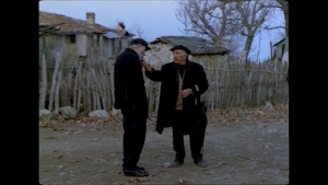&Omicron; &Mu;ά&nu;&omicron;&sigmaf; &Kappa;&alpha;&tau;&rho;ά&kappa;&eta;&sigmaf; (&alpha;&rho;&iota;&sigma;&tau;&epsilon;&rho;ά) &kappa;&alpha;&iota; &omicron; &Delta;&iota;&omicron;&nu;ύ&sigma;&eta;&sigmaf; &Pi;&alpha;&pi;&alpha;&gamma;&iota;&alpha;&nu;&nu;ό&pi;&omicron;&upsilon;&lambda;&omicron;&sigmaf; &sigma;&epsilon; &sigma;&kappa;&eta;&nu;ή &alpha;&pi;ό &tau;&omicron; &Tau;&alpha;&xi;ί&delta;&iota; &sigma;&tau;&alpha; &Kappa;ύ&theta;&eta;&rho;&alpha; (1984) &tau;&omicron;&upsilon; &Theta;ό&delta;&omega;&rho;&omicron;&upsilon; &Alpha;&gamma;&gamma;&epsilon;&lambda;ό&pi;&omicron;&upsilon;&lambda;&omicron;&upsilon;. &Eta; &sigma;&kappa;&eta;&nu;ή &lambda;&epsilon;&iota;&tau;&omicron;&upsilon;&rho;&gamma;&omicron;ύ&sigma;&epsilon; &kappa;&upsilon;&rho;ί&omega;&sigmaf; &omega;&sigmaf; &sigma;&chi;ό&lambda;&iota;&omicron; &gamma;&iota;&alpha; &tau;&omicron;&nu; &epsilon;&mu;&phi;ύ&lambda;&iota;&omicron;, &alpha;&phi;&omicron;ύ &omicron; &pi;&alpha;&lambda;&iota;ό&sigmaf; &delta;&epsilon;&xi;&iota;ό&sigmaf; &tau;&omicron;&nu; &omicron;&pi;&omicron;ί&omicron; &upsilon;&pi;&omicron;&delta;ύ&epsilon;&tau;&alpha;&iota; &omicron; &Pi;&alpha;&pi;&alpha;&gamma;&iota;&alpha;&nu;&nu;ό&pi;&omicron;&upsilon;&lambda;&omicron;&sigmaf; &lambda;έ&epsilon;&iota; &sigma;&tau;&omicron;&nu; &pi;&alpha;&lambda;&alpha;&iota;ό &alpha;&rho;&iota;&sigma;&tau;&epsilon;&rho;ό, &pi;&omicron;&upsilon; &mu;ό&lambda;&iota;&sigmaf; &epsilon;&pi;έ&sigma;&tau;&rho;&epsilon;&psi;&epsilon; &alpha;&pi;ό &tau;&eta;&nu; &epsilon;&xi;&omicron;&rho;ί&alpha;: &laquo;&Mu;&alpha;&sigmaf; &beta;ά&lambda;&alpha;&nu;&epsilon; &kappa;&alpha;&iota; &pi;&omicron;&lambda;&epsilon;&mu;ή&sigma;&alpha;&mu;&epsilon;. &Beta;&gamma;ά&lambda;&alpha;&mu;&epsilon; &tau;&alpha; &mu;ά&tau;&iota;&alpha; &mu;&alpha;&sigmaf;. &Epsilon;&sigma;ύ &alpha;&pi;ό &epsilon;&delta;ώ. &Epsilon;&gamma;ώ &alpha;&pi;ό &tau;&eta;&nu; ά&lambda;&lambda;&eta; &mu;&epsilon;&rho;&iota;ά. &Chi;ά&sigma;&alpha;&mu;&epsilon; &kappa;&alpha;&iota; &omicron;&iota; &delta;&upsilon;&omicron;. &Omicron; ά&nu;&theta;&rho;&omega;&pi;&omicron;&sigmaf; &mu;&epsilon; &tau;&omicron;&nu; ά&nu;&theta;&rho;&omega;&pi;&omicron;, &omicron; &lambda;ύ&kappa;&omicron;&sigmaf; &mu;&epsilon; &tau;&omicron; &lambda;ύ&kappa;&omicron;. &Tau;ί&pi;&omicron;&tau;&alpha; &delta;&epsilon;&nu; &alpha;&pi;ό&mu;&epsilon;&iota;&nu;&epsilon; &epsilon;&delta;ώ &pi;έ&rho;&alpha;&raquo;. &Omicron; &Theta;&alpha;&nu;ά&sigma;&eta;&sigmaf; &Beta;&alpha;&lambda;&tau;&iota;&nu;ό&sigmaf;, &omicron; &omicron;&pi;&omicron;ί&omicron;&sigmaf; &sigma;&upsilon;&nu;&upsilon;&pi;έ&gamma;&rho;&alpha;&phi;&epsilon; &tau;&omicron; &sigma;&epsilon;&nu;ά&rho;&iota;&omicron; &tau;&eta;&sigmaf; &tau;&alpha;&iota;&nu;ί&alpha;&sigmaf; &mu;&alpha;&zeta;ί &mu;&epsilon; &tau;&omicron; &sigma;&kappa;&eta;&nu;&omicron;&theta;έ&tau;&eta; &tau;&eta;&sigmaf;, &epsilon;ί&nu;&alpha;&iota; έ&nu;&alpha;&sigmaf; &alpha;&pi;ό &tau;&omicron;&upsilon;&sigmaf; &sigma;&upsilon;&gamma;&gamma;&rho;&alpha;&phi;&epsilon;ί&sigmaf; &pi;&omicron;&upsilon; &alpha;&nu;&alpha;&phi;έ&rho;&theta;&eta;&kappa;&alpha;&nu; &sigma;&tau;&omicron;&nu; &epsilon;&mu;&phi;ύ&lambda;&iota;&omicron; &mu;&epsilon; &delta;&iota;&alpha;&phi;&omicron;&rho;&epsilon;&tau;&iota;&kappa;ή &omicron;&pi;&tau;&iota;&kappa;ή &alpha;&pi;ό &tau;&eta;&nu; &kappa;&upsilon;&rho;ί&alpha;&rho;&chi;&eta; &tau;&alpha; &pi;&rho;ώ&tau;&alpha; &chi;&rho;ό&nu;&iota;&alpha; &tau;&eta;&sigmaf; &Mu;&epsilon;&tau;&alpha;&pi;&omicron;&lambda;ί&tau;&epsilon;&upsilon;&sigma;&eta;&sigmaf;, &kappa;&alpha;&iota; &pi;ά&nu;&tau;&omega;&sigmaf; &pi;&rho;&iota;&nu; &epsilon;&mu;&phi;&alpha;&nu;&iota;&sigma;&tau;&epsilon;ί &tau;&omicron; &rho;&epsilon;ύ&mu;&alpha; &tau;&eta;&sigmaf; &iota;&sigma;&tau;&omicron;&rho;&iota;&kappa;ή&sigmaf; &alpha;&nu;&alpha;&theta;&epsilon;ώ&rho;&eta;&sigma;&eta;&sigmaf;.  