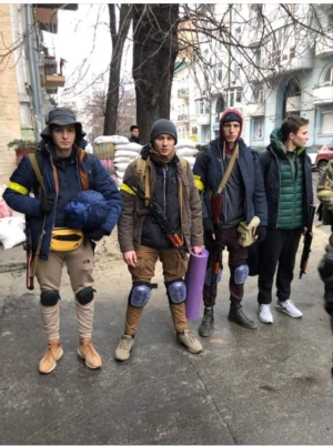 Θουκυδίδης III, 82.2: Ο πόλεμος είναι βίαιος διδάσκαλος. Φιλόλογοι και μεταφραστές το συζητούν, είναι δάσκαλος της βίας, των βίαιων πραγμάτων, ή είναι δάσκαλος μέσα στη βία (Jacqueline de Romilly), βιαστικός - που εδώ διαβάζεται και με την καταχρηστική δίφθογγο [ια] διαλυμένη: β ι α στικός, δάσκαλος που βιάζει, σε υποχρεώνει, σε αναγκάζει να μάθεις, γρήγορα. - Παντελής Μπασάκος (η εικόνα αυτή, που κυκλοφόρησε στο twitter τις πρώτες μέρες της ρωσικής εισβολής, ενέπνευσε τον Αλέκο Παπαδάτο για το εξώφυλλο του τεύχους 128, όπου πολύ σύντομα στήθηκε ένα ουσιαστικό αφιέρωμα για την Ουκρανία)