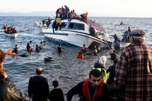 28 Oκτωβρίου 2015. Στους 29 ανήλθαν, σύμφωνα με την τελική εκτίμηση, οι νεκροί πρόσφυγες και μετανάστες από το ναυάγιο του ξύλινου σκάφους βόρεια της Λέσβου. Το προσφυγικό και το μεταναστευτικό επιδεινώνουν την κρίση ταυτότητας της Ευρωπαϊκής Ένωσης.