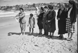 &Sigma;&epsilon;&pi;&tau;έ&mu;&beta;&rho;&iota;&omicron;&sigmaf; 1946, Bondi Beach, &Sigma;ί&delta;&nu;&epsilon;ϊ. &Gamma;&iota;&omicron;&rho;&tau;ή &beta;ά&pi;&tau;&iota;&sigma;&eta;&sigmaf; &sigma;&tau;&eta;&nu; &alpha;&kappa;&rho;&omicron;&gamma;&iota;&alpha;&lambda;&iota;ά, &Omicron;&iota; &epsilon;&lambda;&lambda;&eta;&nu;&iota;&kappa;έ&sigmaf; &kappa;&omicron;&iota;&nu;ό&tau;&eta;&tau;&epsilon;&sigmaf; &tau;&eta;&sigmaf; &Alpha;&upsilon;&sigma;&tau;&rho;&alpha;&lambda;ί&alpha;&sigmaf;, &mu;&epsilon; &tau;&alpha; &chi;&rho;ό&nu;&iota;&alpha;, &epsilon;&nu;&sigma;&omega;&mu;&alpha;&tau;ώ&theta;&eta;&kappa;&alpha;&nu; &sigma;&tau;&eta;&nu; &kappa;&omicron;&iota;&nu;&omega;&nu;ί&alpha; &pi;&omicron;&upsilon; &tau;&iota;&sigmaf; &upsilon;&pi;&omicron;&delta;έ&chi;&tau;&eta;&kappa;&epsilon; &kappa;&alpha;&iota; &sigma;&upsilon;&nu;έ&beta;&alpha;&lambda;&alpha;&nu;, &mu;&epsilon; &tau;&eta; &delta;&iota;&kappa;ή &tau;&omicron;&upsilon;&sigmaf; &tau;&alpha;&upsilon;&tau;ό&tau;&eta;&tau;&alpha;, &sigma;&tau;&omicron;&nu; &pi;&lambda;&omicron;ύ&tau;&omicron; &kappa;&alpha;&iota; &sigma;&tau;&eta;&nu; &pi;&omicron;&lambda;&iota;&tau;&iota;&sigma;&mu;&iota;&kappa;ή &pi;&omicron;&lambda;&upsilon;&chi;&rho;&omega;&mu;ί&alpha; &tau;&eta;&sigmaf; &kappa;&omicron;&iota;&nu;&omega;&nu;ί&alpha;&sigmaf; &pi;&omicron;&upsilon; &tau;&omicron;&upsilon;&sigmaf; &upsilon;&pi;&omicron;&delta;έ&chi;&tau;&eta;&kappa;&epsilon;.