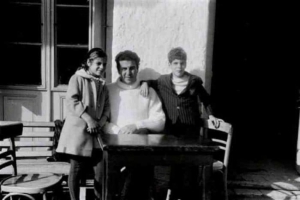 1968. &Omicron; &Mu;ί&kappa;&eta;&sigmaf; &Theta;&epsilon;&omicron;&delta;&omega;&rho;ά&kappa;&eta;&sigmaf; &mu;&epsilon; &tau;&alpha; &delta;ύ&omicron; &tau;&omicron;&upsilon; &pi;&alpha;&iota;&delta;&iota;ά, &tau;&eta; &Mu;&alpha;&rho;&gamma;&alpha;&rho;ί&tau;&alpha; &kappa;&alpha;&iota; &tau;&omicron;&nu; &Gamma;&iota;ώ&rho;&gamma;&omicron;, &sigma;&tau;&eta; &Zeta;ά&tau;&omicron;&upsilon;&nu;&alpha; &tau;&eta;&sigmaf; &Alpha;&rho;&kappa;&alpha;&delta;ί&alpha;&sigmaf;, ό&pi;&omicron;&upsilon; έ&zeta;&eta;&sigma;&epsilon; &epsilon;&kappa;&tau;&omicron;&pi;&iota;&sigma;&mu;έ&nu;&omicron;&sigmaf; &mu;&alpha;&zeta;ί &mu;&epsilon; &tau;&eta;&nu; &omicron;&iota;&kappa;&omicron;&gamma;έ&nu;&epsilon;&iota;ά &tau;&omicron;&upsilon; &gamma;&iota;&alpha; &delta;&epsilon;&kappa;&alpha;&tau;έ&sigma;&sigma;&epsilon;&rho;&iota;&sigmaf; &mu;ή&nu;&epsilon;&sigmaf;, &tau;&alpha; &pi;&rho;ώ&tau;&alpha; &chi;&rho;ό&nu;&iota;&alpha; &tau;&eta;&sigmaf; &chi;&omicron;ύ&nu;&tau;&alpha;&sigmaf;, &tau;&omicron; 1968 &kappa;&alpha;&iota; &tau;&omicron; 1969..