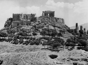 Fred Boissonnas, H &Alpha;&kappa;&rho;ό&pi;&omicron;&lambda;&eta;, &pi;&alpha;&nu;&omicron;&rho;&alpha;&mu;&iota;&kappa;ή ό&psi;&eta; &alpha;&pi;ό &tau;&alpha; &delta;&upsilon;&tau;&iota;&kappa;ά, 1912.  