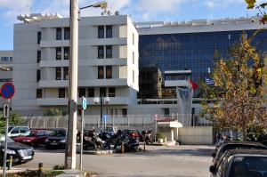 &laquo;&Tau;&omicron; &sigma;&pi;ί&tau;&iota; &tau;&omicron;&upsilon; &lambda;&alpha;&omicron;ύ&raquo; &sigma;&tau;&omicron;&nu; &Pi;&epsilon;&rho;&iota;&sigma;&sigma;ό. &Tau;&alpha; &gamma;&rho;&alpha;&phi;&epsilon;ί&alpha;-&omicron;&chi;&upsilon;&rho;ό &tau;&omicron;&upsilon; &Kappa;&Kappa;&Epsilon;, &epsilon;&nu;ό&sigmaf; &kappa;ό&mu;&mu;&alpha;&tau;&omicron;&sigmaf; &pi;&omicron;&upsilon; &kappa;&alpha;&tau;&alpha;&phi;έ&rho;&nu;&epsilon;&iota; &nu;&alpha; &mu;&eta;&nu; &epsilon;&lambda;έ&gamma;&chi;&omicron;&nu;&tau;&alpha;&iota; &tau;&alpha; &omicron;&iota;&kappa;&omicron;&nu;&omicron;&mu;&iota;&kappa;ά &tau;&omicron;&upsilon;.