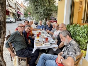 «Η παρέα της Πέμπτης», όπως είχε διαμορφωθεί στις αρχές της δεκαετίας του 2020 – μετά το θάνατο και του Κωστή Παπαγιώργη και του Πέτρου Κουτσιαμπασάκου. Από αριστερά, ο Νίκος Παναγιωτόπουλος (ποιητής του Σύσσημου και μεταφραστής), ο Δημήτρης Κάβουρας, ο Σπύρος Μανουσέλης, ο Άρης Χατζόπουλος, ο Γιάννης Αστερής, ο Δημήτρης Κουτσιαμπασάκος, ο Γιώργος Μακρής, ο Ορέστης Γουλάκος, ο Τάσης Παπαϊωάννου και ο Ανδρέας Τζουμέρκας.