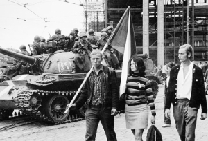 Πράγα, Αύγουστος 1968. Νευρική συνύπαρξη, για λίγο, διαδηλωτών και σοβιετικών τανκς. Η φωτογραφία είναι του Paul Goldsmith από το λεύκωμα Prague 1968 Photography By Paul Goldsmith (2013).