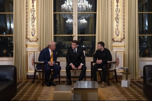 7 Δεκεμβρίου 2024, Παρίσι, Γαλλία. Ο γάλλος πρόεδρος Εμμανουέλ Μακρόν μεταξύ του εκλεγμένου προέδρου των ΗΠΑ Ντόναλντ Τραμπ (αριστερά) και του ουκρανού ομολόγου του, Βολοντίμιρ Ζελένσκι. Η συνάντηση έγινε στο περιθώριο των εγκαινίων της αποκατεστημένης Παναγίας των Παρισίων και, μεταξύ άλλων, είχε στόχο να εξευρειθεί μια κοινή απάντηση στην εντεινόμενη απαίτηση να κλείσει η πολεμική σύρραξη στην Ουκρανία, ακόμα κι αν χρειαζόταν η αμυνόμενη χώρα να αποδεχτεί ότι ηττήθηκε, γεγονός που είναι βέβαιο ότι ούτε τη Μόσχα θα κατεύναζε ούτε όσους ηγέτες στον κόσμο θα επιδιώξουν να αναθεωρήσουν σύνορα και συνθήκες θα απέτρεπε.