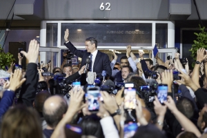 21 &Mu;&alpha;ΐ&omicron;&upsilon; 2023, &omicron;&delta;ό&sigmaf; &Pi;&epsilon;&iota;&rho;&alpha;&iota;ώ&sigmaf;, &Alpha;&theta;ή&nu;&alpha;. &Omicron; &pi;&rho;&omega;&theta;&upsilon;&pi;&omicron;&upsilon;&rho;&gamma;ό&sigmaf; &Kappa;&upsilon;&rho;&iota;ά&kappa;&omicron;&sigmaf; &Mu;&eta;&tau;&sigma;&omicron;&tau;ά&kappa;&eta;&sigmaf; &chi;&alpha;&iota;&rho;&epsilon;&tau;ά&epsilon;&iota; &sigma;&upsilon;&gamma;&kappa;&epsilon;&nu;&tau;&rho;&omega;&mu;έ&nu;&omicron;&upsilon;&sigmaf; &omicron;&pi;&alpha;&delta;&omicron;ύ&sigmaf; &tau;&omicron;&upsilon; &kappa;ό&mu;&mu;&alpha;&tau;ό&sigmaf; &tau;&omicron;&upsilon;, έ&pi;&epsilon;&iota;&tau;&alpha; &alpha;&pi;ό &tau;&eta;&nu; &omicron;&rho;&iota;&sigma;&tau;&iota;&kappa;&omicron;&pi;&omicron;ί&eta;&sigma;&eta; &tau;&omicron;&upsilon; &epsilon;&kappa;&lambda;&omicron;&gamma;&iota;&kappa;&omicron;ύ &alpha;&omicron;&tau;&epsilon;&lambda;έ&sigma;&mu;&alpha;&tau;&omicron;&sigmaf;, &pi;&omicron;&upsilon; &epsilon;&pi;&iota;&kappa;ύ&rho;&omega;&sigma;&epsilon; &tau;&eta; &theta;&rho;&iota;&alpha;&mu;&beta;&epsilon;&upsilon;&tau;&iota;&kappa;ή &nu;ί&kappa;&eta; &tau;&eta;&sigmaf; &Nu;&Delta; &mu;&epsilon; &pi;&omicron;&sigma;&omicron;&sigma;&tau;ό 40,79%, &pi;&omicron;&upsilon; &sigma;&upsilon;&nu;&omicron;&delta;&epsilon;ύ&tau;&eta;&kappa;&epsilon; &alpha;&pi;ό &sigma;&upsilon;&nu;&tau;&rho;&iota;&beta;ή &tau;&omicron;&upsilon; &Sigma;&Upsilon;&Rho;&Iota;&Zeta;&Alpha;, &mu;&epsilon; &pi;&omicron;&sigma;&omicron;&sigma;&tau;ό 20,07%.