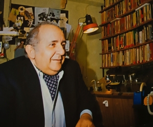 &Omicron; &Zeta;&alpha;&kappa; &Mu;&epsilon;&nu;&alpha;&chi;έ&mu;, &phi;&omega;&tau;&omicron;&gamma;&rho;&alpha;&phi;&eta;&mu;έ&nu;&omicron;&sigmaf; &sigma;&tau;&omicron; &gamma;&rho;&alpha;&phi;&epsilon;ί&omicron; &tau;&omicron;&upsilon;, &sigma;&tau;&omicron;&nu; &rho;&alpha;&delta;&iota;&omicron;&phi;&omega;&nu;&iota;&kappa;ό &sigma;&tau;&alpha;&theta;&mu;ό &Alpha;&theta;ή&nu;&alpha; 9.84, &gamma;&iota;&alpha; &tau;&omicron; &pi;&epsilon;&rho;&iota;&omicron;&delta;&iota;&kappa;ό Έ&nu;&alpha;.