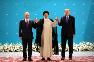 &Eta; &phi;&omega;&tau;&omicron;&gamma;&rho;&alpha;&phi;ί&alpha; &epsilon;ί&nu;&alpha;&iota; &tau;&omicron;&upsilon; 20221, &alpha;&lambda;&lambda;ά &delta;&epsilon;ί&chi;&nu;&epsilon;&iota; &alpha;&nu;ά&gamma;&lambda;&upsilon;&phi;&alpha; &tau;&iota;&sigmaf; &epsilon;&pi;&iota;&delta;&iota;ώ&xi;&epsilon;&iota;&sigmaf; &alpha;&upsilon;&tau;&alpha;&rho;&chi;&iota;&kappa;ώ&nu; &eta;&gamma;&epsilon;&tau;ώ&nu; &pi;&omicron;&upsilon; &sigma;&upsilon;&nu;&alpha;&sigma;&pi;ί&zeta;&omicron;&nu;&tau;&alpha;&iota;. O &alpha;&gamma;&iota;&alpha;&tau;&omicron;&lambda;ά&chi; &Chi;&alpha;&mu;&epsilon;&nu;&epsilon;ΐ &tau;&omicron;&upsilon; &Iota;&rho;ά&nu; &pi;&omicron;&zeta;ά&rho;&epsilon;&iota; &alpha;&nu;ά&mu;&epsilon;&sigma;&alpha; &sigma;&tau;&omicron;&nu; &Pi;&omicron;ύ&tau;&iota;&nu; &kappa;&alpha;&iota; &tau;&omicron;&nu; &Epsilon;&rho;&nu;&tau;&omicron;&gamma;ά&nu;.&nbsp;