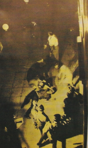 21 &Iota;&omicron;&upsilon;&lambda;ί&omicron;&upsilon; 1965, &Alpha;&theta;ή&nu;&alpha;, &gamma;&omega;&nu;ί&alpha; &Sigma;&tau;&alpha;&delta;ί&omicron;&upsilon; &kappa;&alpha;&iota; &Chi;&rho;ή&sigma;&tau;&omicron;&upsilon; &Lambda;&alpha;&delta;ά. &Omicron; &Sigma;&omega;&tau;ή&rho;&eta;&sigmaf; &Pi;έ&tau;&rho;&omicron;&upsilon;&lambda;&alpha;&sigmaf; &kappa;&epsilon;ί&tau;&alpha;&iota; &sigma;&tau;&omicron; έ&delta;&alpha;&phi;&omicron;&sigmaf; &beta;&alpha;&rho;ύ&tau;&alpha;&tau;&alpha; &chi;&tau;&upsilon;&pi;&eta;&mu;έ&nu;&omicron;&sigmaf; &alpha;&pi;ό &sigma;&phi;&alpha;ί&rho;&alpha;. &Eta; &epsilon;&iota;&kappa;ό&nu;&alpha; &pi;&rho;&omicron;έ&rho;&chi;&epsilon;&tau;&alpha;&iota; &alpha;&pi;ό &phi;&iota;&lambda;&mu; &pi;&omicron;&upsilon; &tau;&rho;ά&beta;&eta;&xi;&alpha;&nu; &epsilon;&kappa;&epsilon;ί&nu;&omicron; &tau;&omicron; &beta;&rho;ά&delta;&upsilon; &gamma;ά&lambda;&lambda;&omicron;&iota; &delta;&eta;&mu;&omicron;&sigma;&iota;&omicron;&gamma;&rho;ά&phi;&omicron;&iota; &tau;&omicron;&upsilon; &pi;&epsilon;&rho;&iota;&omicron;&delta;&iota;&kappa;&omicron;ύ Paris Match &alpha;&pi;ό &tau;&eta;&nu; &tau;&alpha;&rho;ά&tau;&sigma;&alpha; &tau;&omicron;&upsilon; &xi;&epsilon;&nu;&omicron;&delta;&omicron;&chi;&epsilon;ί&omicron;&upsilon; &Epsilon;&sigma;&pi;έ&rho;&iota;&alpha;. 