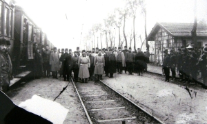 1909, &Mu;&omicron;&nu;&alpha;&sigma;&tau;ή&rho;&iota; (&Mu;&pi;ί&tau;&omicron;&lambda;&alpha;). &Omicron; &sigma;&tau;&rho;&alpha;&tau;ά&rho;&chi;&eta;&sigmaf; Colmar von der Goltz (&delta;&epsilon;&xi;&iota;ά, &mu;&epsilon; &pi;&alpha;&lambda;&tau;ό), &pi;&omicron;&upsilon; &epsilon;ί&chi;&epsilon; &sigma;&tau;&alpha;&lambda;&epsilon;ί &sigma;&tau;&eta;&nu; &Omicron;&theta;&omega;&mu;&alpha;&nu;&iota;&kappa;ή &Alpha;&upsilon;&tau;&omicron;&kappa;&rho;&alpha;&tau;&omicron;&rho;ί&alpha; &alpha;&pi;ό &tau;&alpha; &tau;έ&lambda;&eta; &tau;&omicron;&upsilon; 19&omicron;&upsilon; &alpha;&iota;ώ&nu;&alpha; &gamma;&iota;&alpha; &nu;&alpha; &alpha;&nu;&alpha;&delta;&iota;&omicron;&rho;&gamma;&alpha;&nu;ώ&sigma;&epsilon;&iota; &tau;&omicron;&nu; &omicron;&theta;&omega;&mu;&alpha;&nu;&iota;&kappa;ό &sigma;&tau;&rho;&alpha;&tau;ό, &epsilon;&pi;&iota;&sigma;&kappa;έ&pi;&tau;&epsilon;&tau;&alpha;&iota; &tau;&eta; &Mu;&alpha;&kappa;&epsilon;&delta;&omicron;&nu;ί&alpha;, &gamma;&iota;&alpha; &tau;&eta;&nu; &omicron;&pi;&omicron;ί&alpha; &epsilon;ί&chi;&epsilon; &gamma;&rho;ά&psi;&epsilon;&iota; &mu;&epsilon; &alpha;&rho;&kappa;&epsilon;&tau;ή &delta;ό&sigma;&eta; &lambda;&upsilon;&rho;&iota;&sigma;&mu;&omicron;ύ: &laquo;&Pi;&omicron;&iota;&alpha; &kappa;&alpha;&rho;&delta;&iota;ά &sigma;&tau;&rho;&alpha;&tau;&iota;ώ&tau;&eta; &delta;&epsilon;&nu; &sigma;&upsilon;&gamma;&kappa;&lambda;&omicron;&nu;ί&zeta;&epsilon;&tau;&alpha;&iota; &beta;&alpha;&theta;&iota;ά &sigma;&tau;&eta; &sigma;&kappa;έ&psi;&eta; ό&tau;&iota; &mu;&pi;&omicron;&rho;&epsilon;ί &nu;&alpha; &alpha;&gamma;&gamma;ί&xi;&epsilon;&iota; &tau;&eta; &gamma;&eta; &tau;&eta;&sigmaf; &Mu;&alpha;&kappa;&epsilon;&delta;&omicron;&nu;ί&alpha;&sigmaf;;&raquo; &Pi;&lambda;ά&iota; &tau;&omicron;&upsilon; &omicron; &Nu;&tau;&rho;&omicron;&gamma;&kappa;&omicron;ύ&tau; &Pi;&alpha;&sigma;ά&sigmaf;. &Eta; &phi;&omega;&tau;&omicron;&gamma;&rho;&alpha;&phi;&iota;&kappa;ή &lambda;ή&psi;&eta; έ&gamma;&iota;&nu;&epsilon; &alpha;&pi;ό &tau;&omicron;&upsilon;&sigmaf; &delta;&iota;ά&sigma;&eta;&mu;&omicron;&upsilon;&sigmaf; &phi;&omega;&tau;&omicron;&gamma;&rho;ά&phi;&omicron;&upsilon;&sigmaf; &kappa;&alpha;&iota; &kappa;&iota;&nu;&eta;&mu;&alpha;&tau;&omicron;&gamma;&rho;&alpha;&phi;&iota;&sigma;&tau;έ&sigmaf; &tau;&omicron;&upsilon; &Mu;&omicron;&nu;&alpha;&sigma;&tau;&eta;&rho;ί&omicron;&upsilon; &alpha;&pi;ό &tau;&eta;&nu; &Alpha;&beta;&delta;έ&lambda;&lambda;&alpha; &Gamma;&rho;&epsilon;&beta;&epsilon;&nu;ώ&nu;, &tau;&omicron;&upsilon;&sigmaf; &alpha;&delta;&epsilon;&lambda;&phi;&omicron;ύ&sigmaf; &Mu;&alpha;&nu;ά&kappa;&iota;&alpha;.  