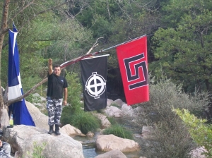 O &delta;&omicron;&lambda;&omicron;&phi;ό&nu;&omicron;&sigmaf; &tau;&omicron;&upsilon; &Pi;&alpha;ύ&lambda;&omicron;&upsilon; &Phi;ύ&sigma;&sigma;&alpha;, &Gamma;&epsilon;ώ&rho;&gamma;&iota;&omicron;&sigmaf; &Rho;&omicron;&upsilon;&pi;&alpha;&kappa;&iota;ά&sigmaf;, &sigma;&tau;&eta; &delta;&iota;ά&rho;&kappa;&epsilon;&iota;&alpha; &epsilon;&kappa;&pi;&alpha;ί&delta;&epsilon;&upsilon;&sigma;&eta;&sigmaf;, &upsilon;&pi;ό &tau;&iota;&sigmaf; &sigma;&eta;&mu;&alpha;ί&epsilon;&sigmaf; &mu;&epsilon; &tau;&alpha; &sigma;ύ&mu;&beta;&omicron;&lambda;&alpha; &tau;&eta;&sigmaf; &Chi;&rho;&upsilon;&sigma;ή&sigmaf; &Alpha;&upsilon;&gamma;ή&sigmaf;. &Phi;&omega;&tau;&omicron;&gamma;&rho;&alpha;&phi;ί&alpha; &alpha;&pi;ό &tau;&eta; &delta;&iota;&kappa;&omicron;&gamma;&rho;&alpha;&phi;ί&alpha;. 